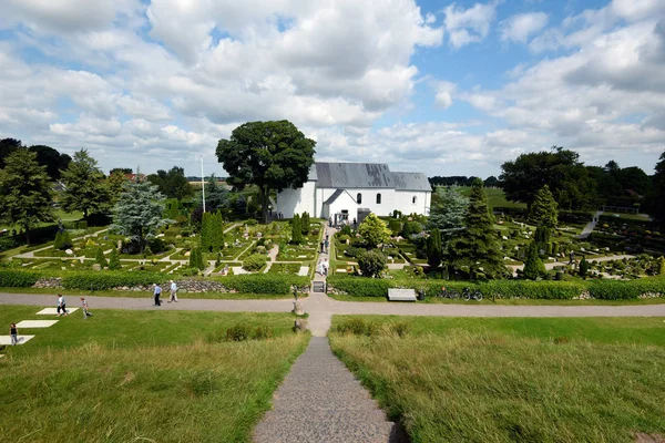 Mensen bezoeken Jelling historische site gezien vanaf Horms Hill. — Stockfoto