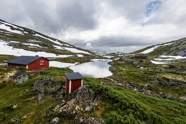 赤い木造の小屋とトイレタは、Galgebergstjorn の国境にあります。 — ストック写真