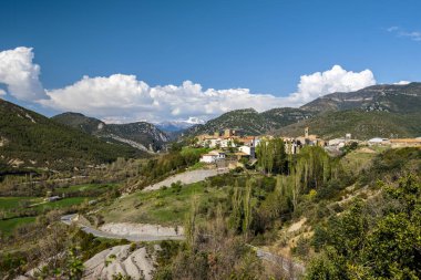 Aragon bölgesinde İspanyol Pireneleri Veral nehri Vadisi. Çöp Kutusu
