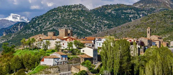 İspanyol Pyr Aragon bölgesinde Binies köyünün Panoramik görünümü