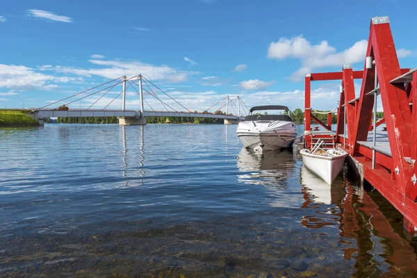 Bryggan och motorbåtarna i Stroms vattudals gräns, en exten — Stockfoto