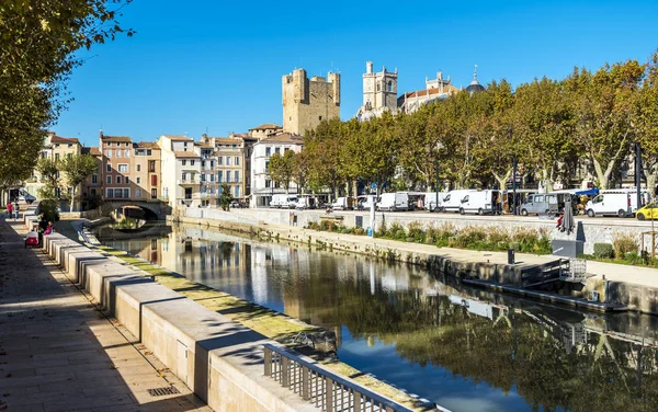 Robine Channel i Narbonne sedd från kajen i riktning mot — Stockfoto