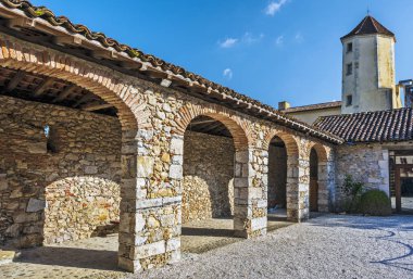 Saint-Jean de Sorde Ortaçağ A iç bahçesinde koridor