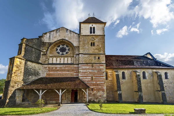 Frontaal uitzicht op de middeleeuwse abdij van Saint-Jean de Sorde, de impor — Stockfoto