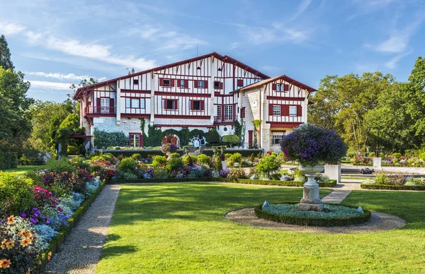 Facciata orientale di Villa Arnaga a Cambo-les-Bains, tipica casa — Foto Stock
