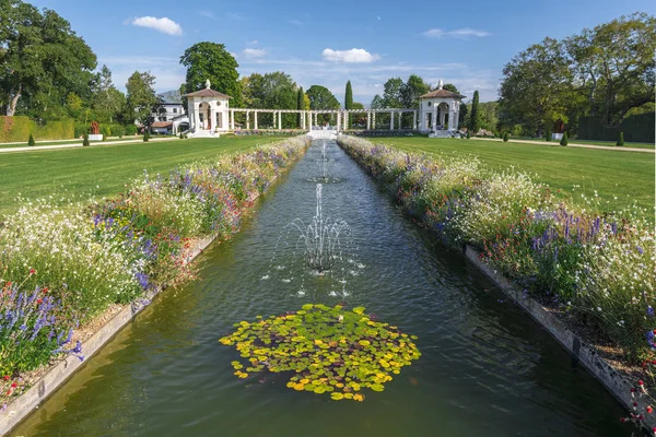 Canale centrale con fontane nei giardini alla francese di Villa Arnaga i — Foto Stock