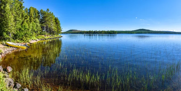 Vista panorâmica no lago Siebdniesjavrrie, na Lapónia Sueca. Muito. — Fotografia de Stock