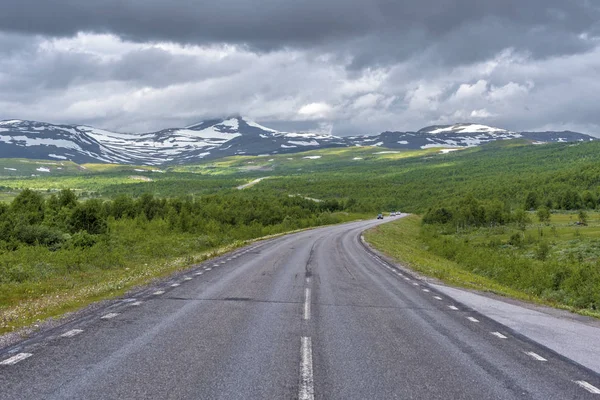 Nationale weg 95 in Zweden in de aanpak van de Noorse grens Mer — Stockfoto