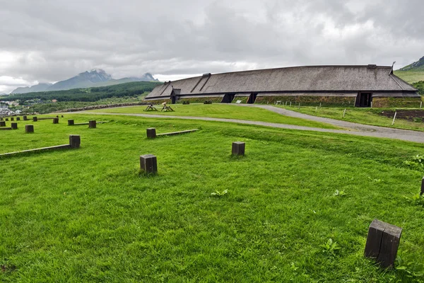 Reconstructed Vikings long house viewed from the archeological e — Stock Photo, Image