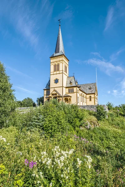 Vista na Igreja Vagan, chamada Catedral Lofoten, a partir da encosta c — Fotografia de Stock