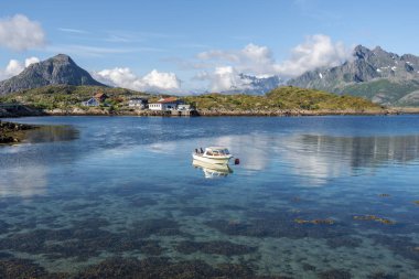 Lonely ile Vestfjord sahil şeridinde Svolvaer havaalanından görünümü