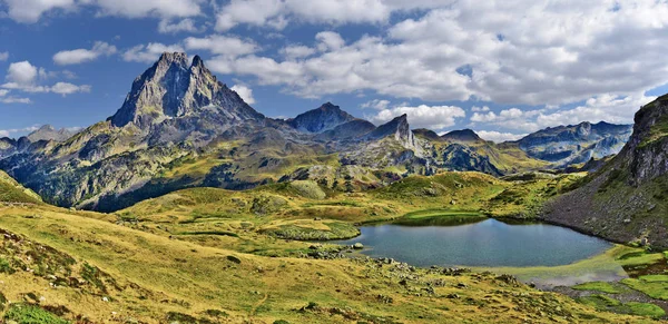 Vista panorámica en el pico de la montaña Midi Ossau y el lago Miey, en Ay — Foto de Stock