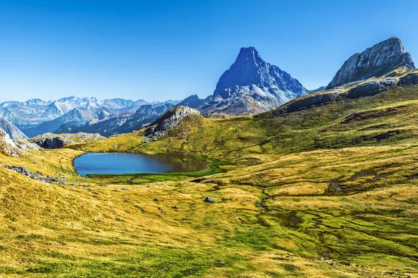 Lago Paradis y Montaña Paradis en los Pirineos Atlánticos Franceses, a — Foto de Stock