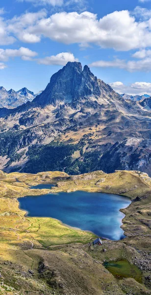 Vista panorámica vertical en el pico de la montaña Midi Ossau y el lago Gen — Foto de Stock