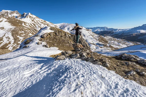 Menina caminhante está hospedado na pedra de frente para a vista panorâmica — Fotografia de Stock