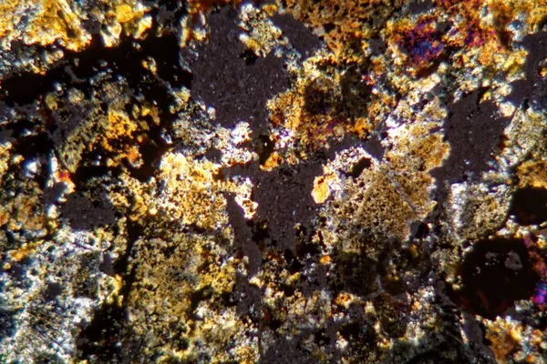 Sección petrográfica delgada del meteorito NWA 6870 bajo el microscopio — Foto de Stock