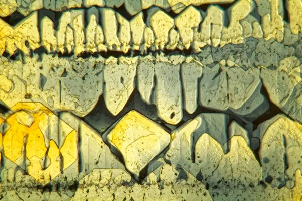 Симметрично выращенные кристаллы феррицианида калия под микроскопом — стоковое фото