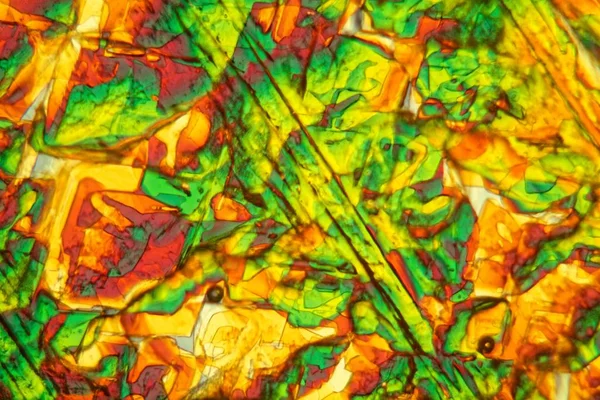 Феррицианид калия под микроскопом и в поляризованном свете . — стоковое фото