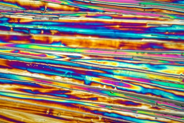Chlorek strontu pod mikroskopem i w świetle spolaryzowanym. — Zdjęcie stockowe
