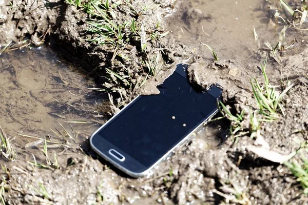 Su ile kahverengi çamur cep telefonu