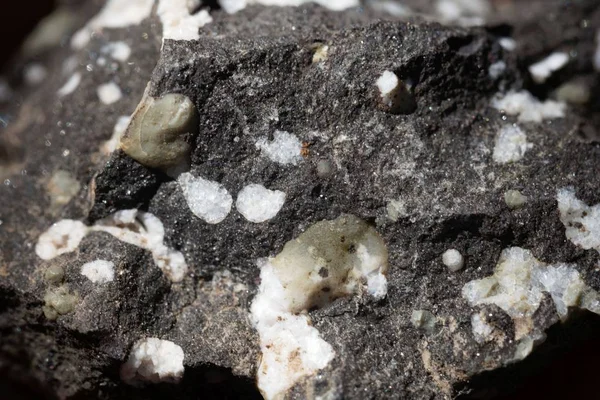 黑色玄武岩中的沸石矿物 — 图库照片
