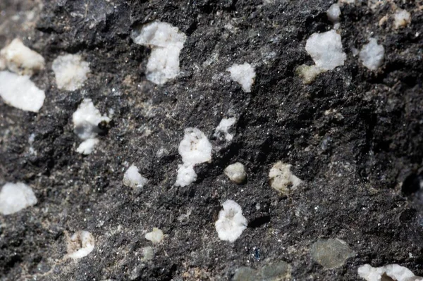 Minerales de zeolita en una roca de basalto negro — Foto de Stock