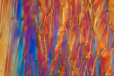 Mikroskop altında dondurulmuş bira, koyu buğday birası.