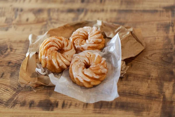 Kahverengi ve beyaz ambalaj kağıdı ile Spritzkuchen (Alman kızarmış pasta) — Stok fotoğraf