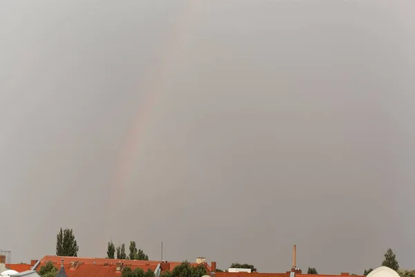 Regenbogen mit grauem Himmel — Stockfoto