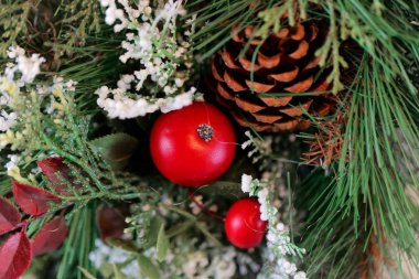 Kırmızı elma ile Noel süsleri