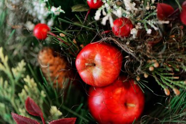 Kırmızı elma ile Noel süsleri