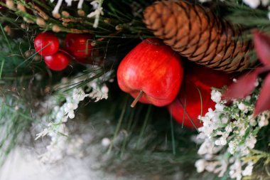 Kırmızı elma ile Noel süsleri