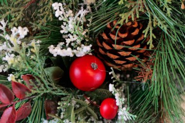 Kırmızı elma ile Noel süsleri