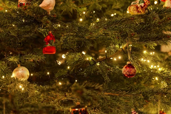 Detail van een kerstboom met decoratie — Stockfoto