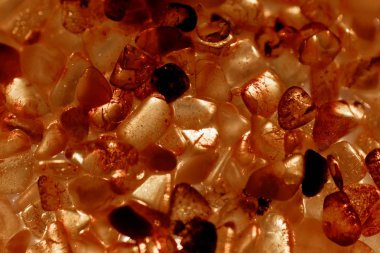 Arka ışık aydınlatmalı kehribar taneleri