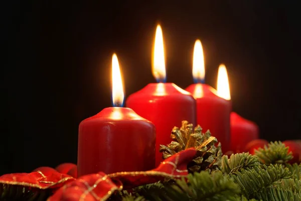 Rode kaarsen van een Advent krans met dennentakken — Stockfoto