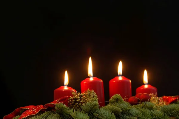 Rode kaarsen van een Advent krans met dennentakken — Stockfoto