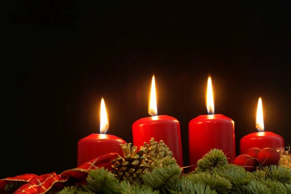 Köknar dalları ile Bir Advent çelenk kırmızı mumlar