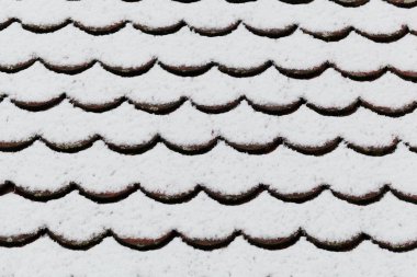 Karla kaplı tuğla çatı