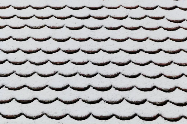 Met sneeuw bedekt bakstenen dak — Stockfoto