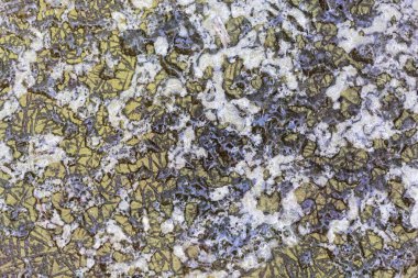  Yeşil yüzeydeki buz kristalleri