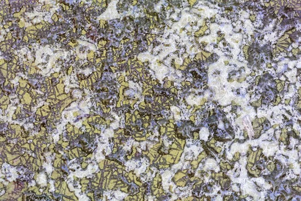  Yeşil yüzeydeki buz kristalleri