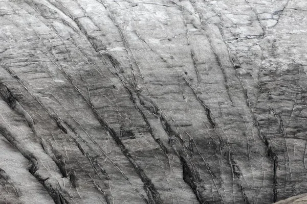 결함과 골절이있는 빙하 얼음표면 — 스톡 사진