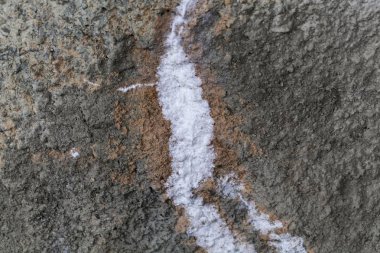Kırık ve beyaz karbonat kristalizasyonu ile beton