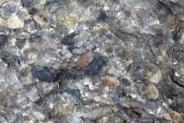石のある澄んだ山の川の水面. — ストック写真