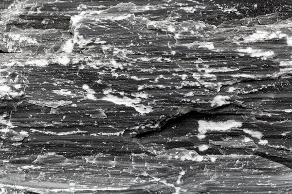 La surface d'une faille géologique dans un marbre sombre des Alpes autrichiennes . — Photo