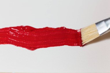 Tuval arka planda kırmızı renkli fırça