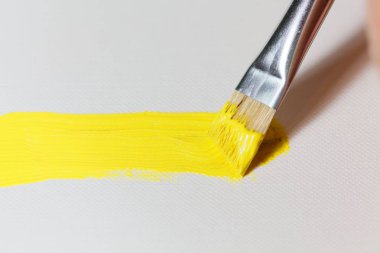 Tuval arka planda sarı renkli paintbrush