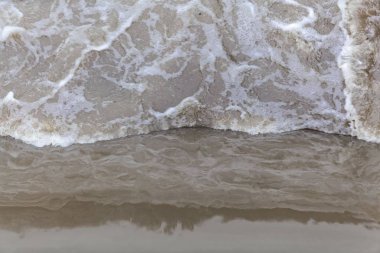 Bir nehir weir üzerinde çalkantılı su