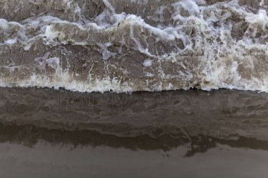 Bir nehir weir üzerinde çalkantılı su